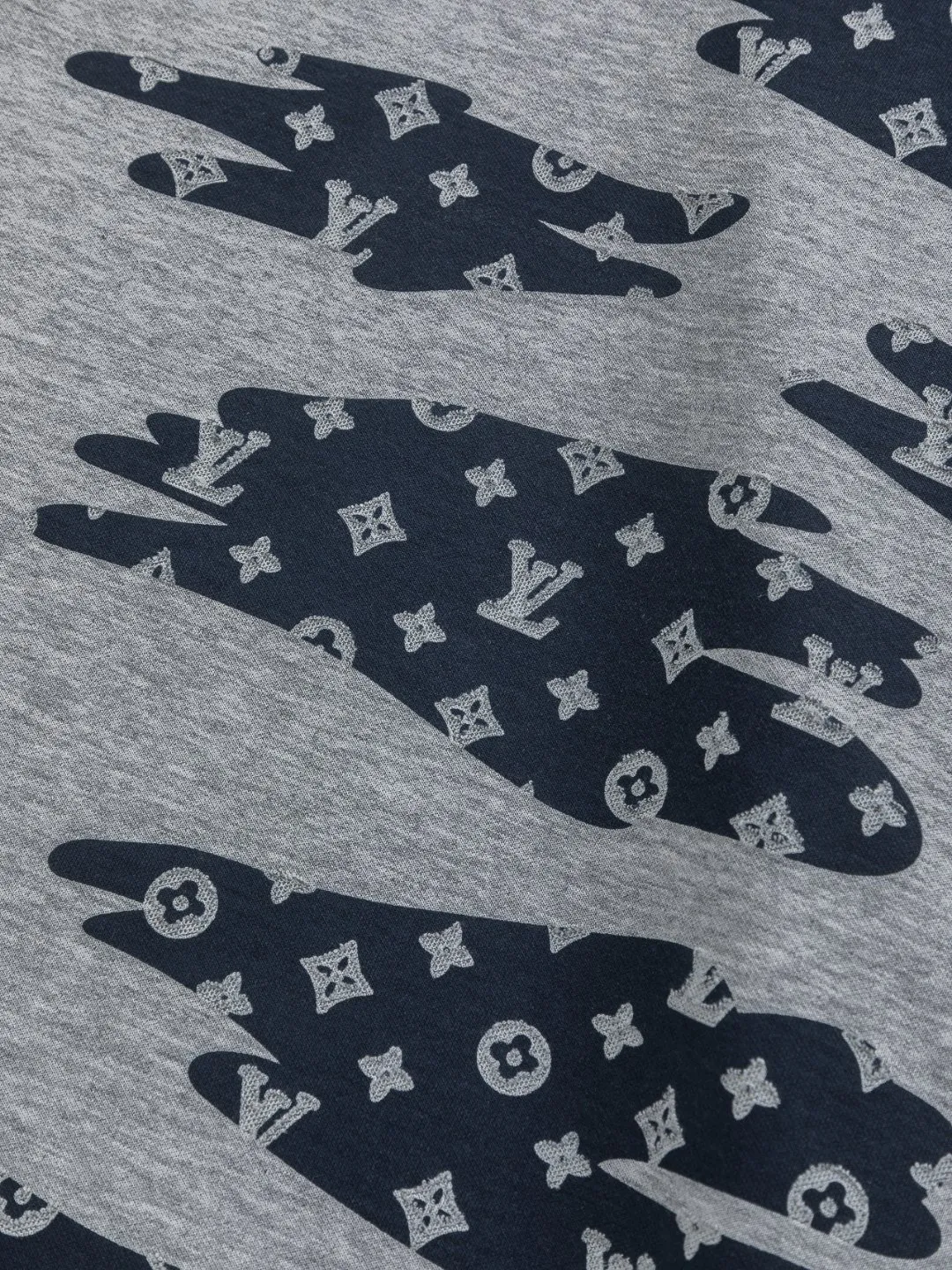 🅿️210 Louis Vuitton 1V LV micro-wide version S-XL LV 26ss new product counters are on the shelves at the same time. Multiple craftsmanship, composite fabrics, all-over cutting🔥Fire flower clouds☁️letter logo🪡 embroidery, round neck short-sleeved T-shirt, same style for men and women! Consigned to one-to-one creation. Synchronized with the official website, pure cotton fabrics at the counter! It is close to the skin and comfortable, durable and easy to wear. It has a classic and simple logo design and meticulous original craftsmanship. Short-sleeves, a must-have item for men, do not appear to be the same for the general public, but must be unique and eye-catching. This LV short-sleeve is all about quality, comfort, the same shape and fashion as always, including fabrics and cutting techniques. All of them have been made with great effort! 320 grams of washed pure cotton fabric, pure cotton is breathable, very refreshing and comfortable for daily wear. The rib knitting on the neckline is smooth and tight, and the neckline will not be skewed if you toss it at will. The loose version, you will find that it looks really good on the upper body. The overall is minimalist and neat, super versatile for daily use! Pair it casually with a pair of pants for a youthful look. A T-shirt will make your outfit crazy. It is a fashionable item that can never go wrong! Color: Black White Gray Purple Size: S-XL Size chart: S: Shoulder width 50-Bust 56-Length 70 M: Shoulder width 52-Bust 57-Length 72 L: Shoulder width 54-Bust 59-Length 74 XL: Shoulder width 56-Bust 62-Length 76